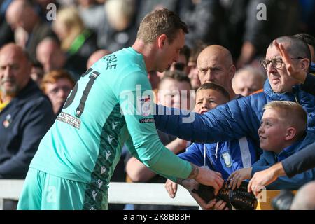 Lincoln, Royaume-Uni. 22nd octobre 2022. David Stockdale #31 de Sheffield mercredi donne à un jeune fan ses gants pendant le match Sky Bet League 1 Lincoln City vs Sheffield mercredi au Gelder Group Sincil Bank Stadium, Lincoln, Royaume-Uni, 22nd octobre 2022 (photo par Arron Gent/News Images) à Lincoln, Royaume-Uni le 10/22/2022. (Photo par Arron Gent/News Images/Sipa USA) crédit: SIPA USA/Alay Live News Banque D'Images