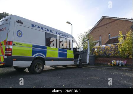 Washington Drive, Birmingham - 22 octobre 2022 - Une femme s'est effondrée sur le terrain avec un chagrin pleurant pour son « frère » qui a été poignardé et tué sur Washington Drive à Handsworth Wood juste après 11pm hier soir (21 octobre). La victime de 29 ans, nommée localement « Jamie », a été poignardée à mort. La femme a été consolée par une amie de famille alors qu'elle criait en agonie. Des hommages floraux et des bouteilles de bière ont été laissés sur place, ainsi que des messages sincères de la part de vos amis et de votre famille. Crédit : Scott cm/Alay Live News Banque D'Images