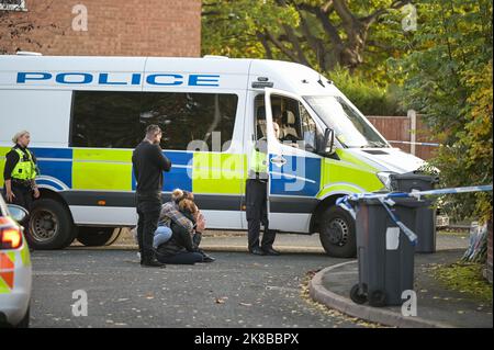 Washington Drive, Birmingham - 22 octobre 2022 - Une femme s'est effondrée sur le terrain avec un chagrin pleurant pour son « frère » qui a été poignardé et tué sur Washington Drive à Handsworth Wood juste après 11pm hier soir (21 octobre). La victime de 29 ans, nommée localement « Jamie », a été poignardée à mort. La femme a été consolée par une amie de famille alors qu'elle criait en agonie. Des hommages floraux et des bouteilles de bière ont été laissés sur place, ainsi que des messages sincères de la part de vos amis et de votre famille. Crédit : Scott cm/Alay Live News Banque D'Images