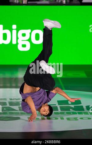 (221022) -- SÉOUL, 22 octobre 2022 (Xinhua) -- le B-boy Shigekix de Team Japan lors du match final au Championnat du monde de Breaking WDSF 2022 à Séoul, Corée du Sud, 22 octobre 2022. (Xinhua/Wang Yiliang) Banque D'Images