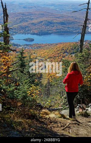 TREMBLANT, CANADA, 4 octobre 2022 : la femme Youn admire le paysage pendant la saison d'automne. La station de ski Mont Tremblant (communément appelée Tremblant) est Banque D'Images