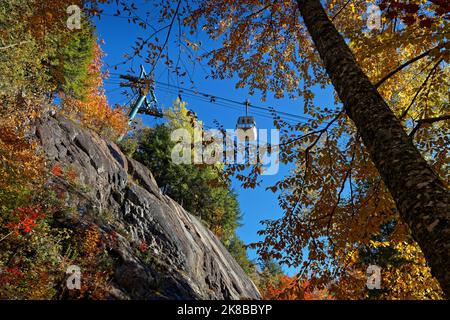 TREMBLANT, CANADA, 4 octobre 2022 : téléphérique à l'automne. La station de ski Mont Tremblant (communément appelée Tremblant) est une station de ski ouverte toute l'année Banque D'Images