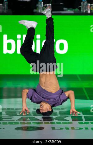 (221022) -- SÉOUL, 22 octobre 2022 (Xinhua) -- le B-boy Shigekix de Team Japan lors du match final au Championnat du monde de Breaking WDSF 2022 à Séoul, Corée du Sud, 22 octobre 2022. (Xinhua/Wang Yiliang) Banque D'Images