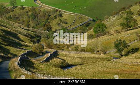 Calme et sinueuse ruelle de campagne (bords de la vallée, campagne pittoresque ensoleillée, ascension abrupte, ruisseau) - près de Kettlewell, Yorkshire Dales, Angleterre, Royaume-Uni. Banque D'Images