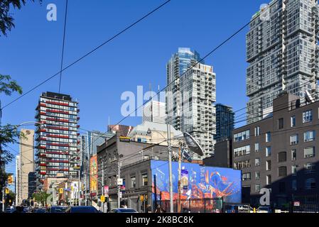 Toronto, Canada - 11 août 2022 : la rue Queen Ouest branchée, près de la rue McCaul, y compris les immeubles d'appartements en hauteur. Banque D'Images