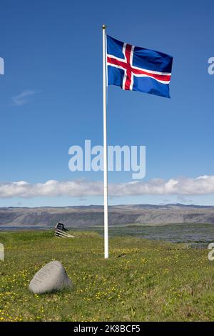Drapeau de l'Islande près de la belle côte du sud de l'Islande Banque D'Images