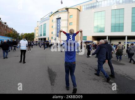 Londres, Royaume-Uni. 22nd octobre 2022. Les fans de Chelsea arrivent au stade avant le match de la Premier League à Stamford Bridge, Londres. Le crédit photo devrait se lire: Paul Terry/Sportimage crédit: Sportimage/Alay Live News Banque D'Images