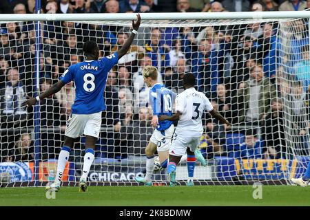 Everton, Royaume-Uni. 22nd octobre 2022. Anthony Gordon d'Everton (10) marque le but de ses équipes en 2nd. Premier League Match, Everton v Crystal Palace à Goodison Park à Liverpool le samedi 22nd octobre 2022. Cette image ne peut être utilisée qu'à des fins éditoriales. Utilisation éditoriale uniquement, licence requise pour une utilisation commerciale. Aucune utilisation dans les Paris, les jeux ou les publications d'un seul club/ligue/joueur. photo par Chris Stading/Andrew Orchard sports Photography/Alamy Live News crédit: Andrew Orchard sports Photography/Alamy Live News Banque D'Images