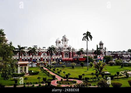 Gare de Charbagh et jardin de la ville de Lucknow, Uttar Pradesh, Inde. Banque D'Images