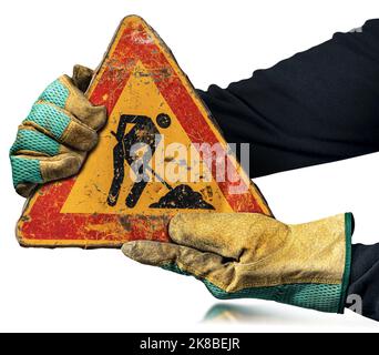 Travailleur manuel avec gants de protection portant un panneau de route de travail en cours (panneau hommes au travail), isolé sur fond blanc, photographie. Banque D'Images