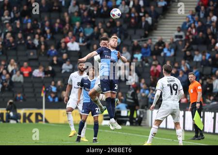 Wycombe Wanderers Jason McCarthy et Milton Keynes Dons Daniel Harvie défi pour le ballon lors de la deuxième moitié du match Sky Bet League 1 entre MK Dons et Wycombe Wanderers au stade MK, Milton Keynes, le samedi 22nd octobre 2022. (Credit: John Cripps | MI News) Credit: MI News & Sport /Alay Live News Banque D'Images