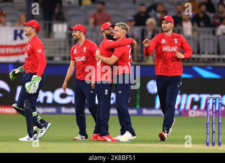 Moeen Ali d'Englands célèbre avec Sam Curran (à droite) lors du match de groupe de la coupe du monde T20 de l'ICC au stade Optus, à Perth. Date de la photo: Samedi 22 octobre 2022. Banque D'Images