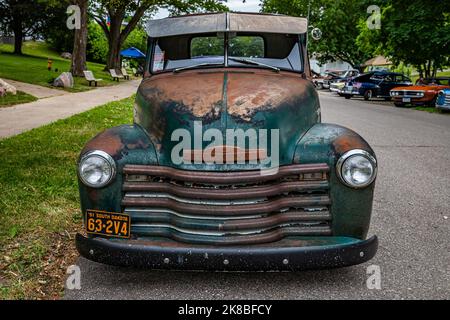 Des Moines, IA - 01 juillet 2022 : vue de face d'un vieux pick-up 3100 1951 de Chevrolet Advance Design lors d'un salon automobile local. Banque D'Images