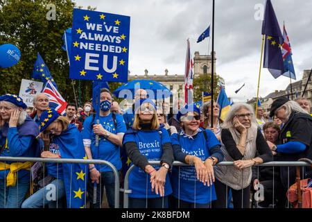 Londres, Royaume-Uni. 22 octobre 2022. Les partisans de l'UE lors de la première marche nationale rejoignent la place du Parlement depuis Park Lane. Les participants veulent que le Royaume-Uni rejoigne l'Union européenne en affirmant que le Brexit est un impact négatif sur l'économie et qu'il a contribué à la crise actuelle du coût de la vie. Credit: Stephen Chung / Alamy Live News Banque D'Images