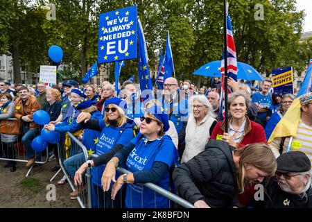 Londres, Royaume-Uni. 22 octobre 2022. Les partisans de l'UE lors de la première marche nationale rejoignent la place du Parlement depuis Park Lane. Les participants veulent que le Royaume-Uni rejoigne l'Union européenne en affirmant que le Brexit est un impact négatif sur l'économie et qu'il a contribué à la crise actuelle du coût de la vie. Credit: Stephen Chung / Alamy Live News Banque D'Images