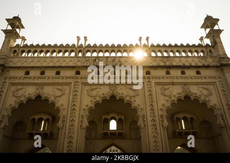 Le tombeau de Saadat Ali et sa porte d'entrée dans la ville de Lucknow, en Inde. Banque D'Images