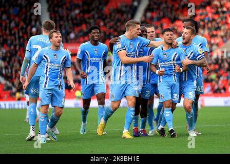 Gustavo Hamer de Coventry City célèbre avec ses coéquipiers le deuxième but de leur côté lors du match du championnat Sky Bet au stade Stoke-on-Trent bet365. Date de la photo: Samedi 22 octobre 2022. Banque D'Images