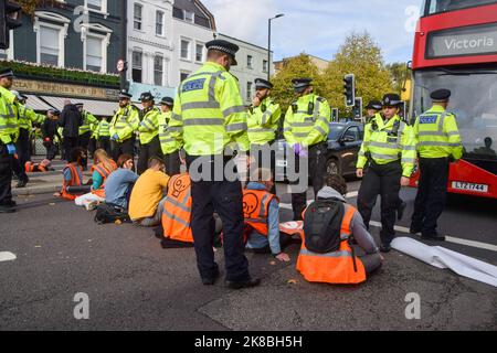 Londres, Angleterre, Royaume-Uni. 22nd octobre 2022. Les militants du programme Just Stop Oil se sont collés les mains et ont bloqué Upper Street à Islington alors qu’ils poursuivaient leurs protestations exigeant que le gouvernement cesse d’émettre de nouvelles licences de combustibles fossiles. (Image de crédit : © Vuk Valcic/ZUMA Press Wire) Banque D'Images