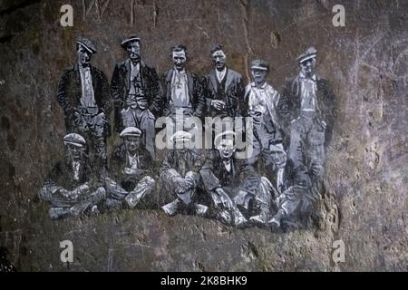 Œuvres d'art Graffiti dans un tunnel à la carrière Dinowic Slate, située entre les villages de Dinorwig et de Llanberis, Snowdonia, au nord du pays de Galles, au Royaume-Uni Banque D'Images