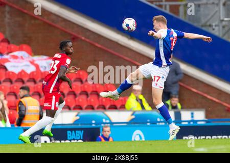 Blackburn, Royaume-Uni. 22nd octobre 2022Hayden carter of Blackburn Rovers (17) contrôle la balle traverse la balle contrôle la balle lors du match du championnat Sky Bet entre Blackburn Rovers et Birmingham City à Ewood Park, Blackburn, le samedi 22nd octobre 2022. (Crédit : Mike Morese | MI News) crédit : MI News & Sport /Alay Live News Banque D'Images
