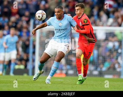 Manchester, Royaume-Uni. 22nd octobre 2022. Manuel Akanji de Manchester City (L) est défié par Solly March de Brighton lors du match de la Premier League au Etihad Stadium de Manchester. Le crédit photo devrait se lire: Andrew Yates/Sportimage crédit: Sportimage/Alay Live News Banque D'Images