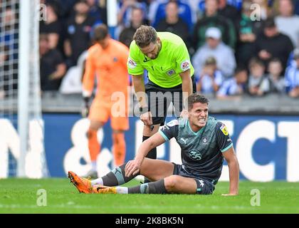 Le milieu de terrain de Plymouth Argyle Jordan Houghton (4) est blessé le match de la Sky Bet League 1 Bristol Rovers vs Plymouth Argyle au Memorial Stadium, Bristol, Royaume-Uni, 22nd octobre 2022 (photo de Stanley Kasala/News Images) Banque D'Images