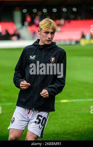 Salford, Royaume-Uni. 22nd octobre 2022. Alfie Henderson de Salford City se réchauffe lors du match Sky Bet League 2 entre Salford City et Stockport County à Moor Lane, Salford, le samedi 22nd octobre 2022. (Credit: Ian Charles | MI News) Credit: MI News & Sport /Alay Live News Banque D'Images