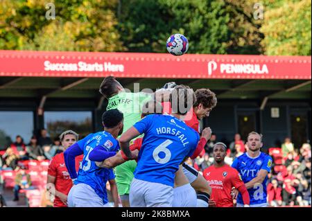 Salford, Royaume-Uni. 22nd octobre 2022. Ben Hinchliffe, du FC du comté de Stockport, emporte le ballon lors du match Sky Bet League 2 entre Salford City et Stockport County à Moor Lane, Salford, le samedi 22nd octobre 2022. (Credit: Ian Charles | MI News) Credit: MI News & Sport /Alay Live News Banque D'Images