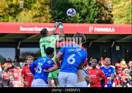 Salford, Royaume-Uni. 22nd octobre 2022. Ben Hinchliffe, du FC du comté de Stockport, emporte le ballon lors du match Sky Bet League 2 entre Salford City et Stockport County à Moor Lane, Salford, le samedi 22nd octobre 2022. (Credit: Ian Charles | MI News) Credit: MI News & Sport /Alay Live News Banque D'Images