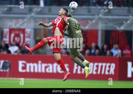 Patrick Ciurria de l'AC Monza et Theo Hernandez de l'AC Milan bataille pour le ballon pendant la série Un match entre l'AC Milan et l'AC Monza au Stadio Giuseppe Meazza sur 22 octobre 2022 à Milan, Italie . Banque D'Images