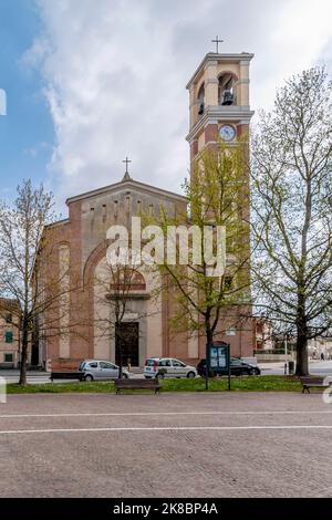 Église paroissiale de San Giovanni Battista dans le centre historique de Calcinaia, Pise, Italie Banque D'Images