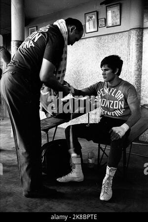 Amílcar Brusa, entraîneur de boîte argentin, avec Carlos Monzón, boxeur argentin, formation au stade Luna Park, Buenos Aires Banque D'Images