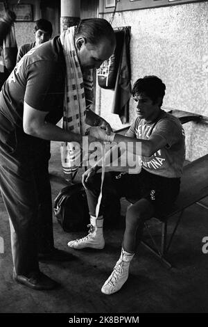 Amílcar Brusa, entraîneur de boîte argentin, avec Carlos Monzón, boxeur argentin, formation au stade Luna Park, Buenos Aires Banque D'Images