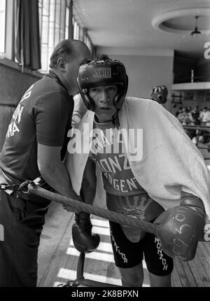 Amílcar Brusa, entraîneur de boîte argentin, avec Carlos Monzón, boxeur argentin, formation au stade Luna Park, Buenos Aires Banque D'Images