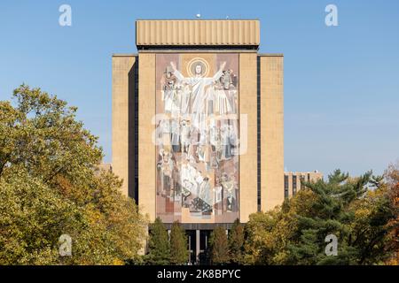 South Bend, Indiana, États-Unis. 22nd octobre 2022. La bibliothèque de Hesburgh lors d'un match de football de la NCAA entre les rebelles de l'UNLV et la notre-Dame qui combat l'irlandais au stade notre-Dame de South Bend, dans l'Indiana. John Mersiits/CSM/Alamy Live News Banque D'Images