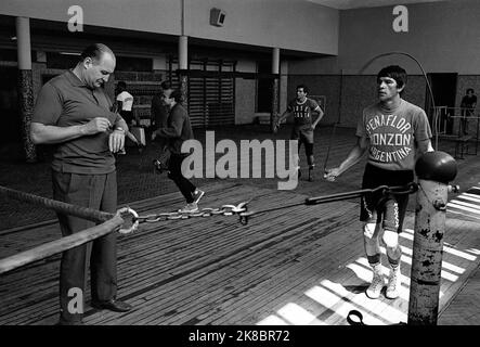 Amílcar Brusa, entraîneur de boîte argentin, avec Carlos Monzón, boxeur argentin, formation au stade Luna Park, Buenos Aires Banque D'Images