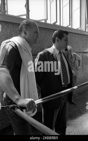 Amilcar Brusa, entraîneur de boîte Argentine, avec Juan Carlos (Tito) Lectoure, promoteur de boîte Argentine, au stade Luna Park, Buenos Aires, Argentine Banque D'Images