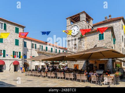 Café / restaurant dans la vieille ville, place des armes, (Trg od Oružja) Kotor, Monténégro Banque D'Images