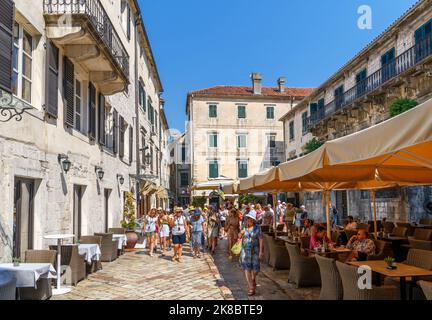 Café / restaurant dans la vieille ville, Kotor, Monténégro Banque D'Images