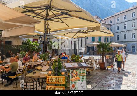 Café / restaurant dans la vieille ville, Kotor, Monténégro Banque D'Images