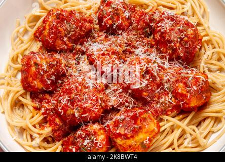 Boulettes de dinde sauce tomate à l'ail et au basilic et pâtes de blé entier saupoudrées de parmesan Banque D'Images
