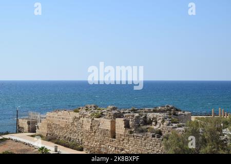 Palais promontoire - vestiges de la cité médiévale fortifiée - Parc national de Césarée, Israël Banque D'Images