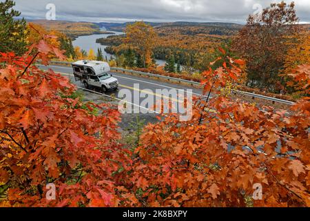 SHAWINIGAN, CANADA, 4 octobre 2022 : sur la route du parc national de la Mauricie, dans un magnifique paysage de lacs et de forêts. Banque D'Images