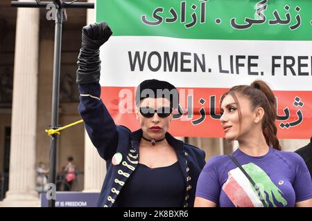 Londres, Angleterre, Royaume-Uni. 22nd octobre 2022. Protestation sur la place Trafalgar en solidarité avec le soulèvement croissant de la liberté en Iran, suite à la mort de Mahsa Amini après son arrestation par la police morale iranienne. Mahsa Amini a été tuée en détention le 16 septembre, après son arrestation pour avoir enfreint les lois iraniennes pour les femmes portant le hijab, le foulard et des vêtements modestes. Banque D'Images