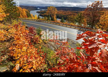 Route et paysage du parc de la Mauricie à l'automne, Québec Banque D'Images