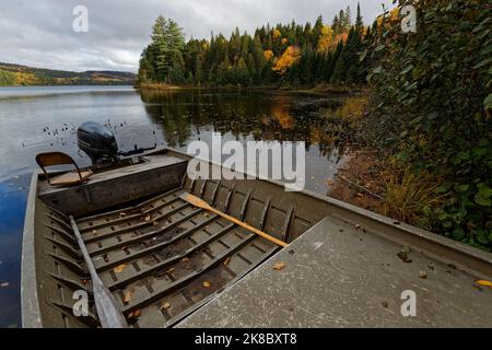 SHAWINIGAN, CANADA, 4 octobre 2022 : sur la rive du lac Wapizagonke, dans le parc national de la Mauricie. Banque D'Images