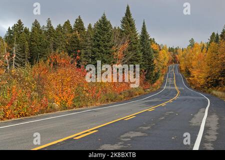 Route sinueuse du Parc de la Mauricie à l'automne, Québec Banque D'Images