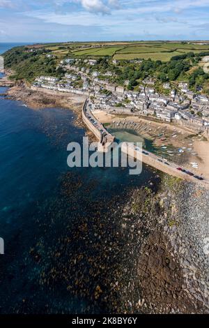 village et port de mousehole cornouailles à marée basse soleil jour vue en hauteur panorama vertical Banque D'Images