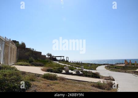 Palais promontoire - vestiges de la cité médiévale fortifiée - Parc national de Césarée, Israël Banque D'Images