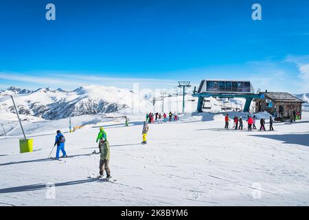 Les gens, les familles, les skieurs et les snowboardeurs quittent les remontées mécaniques au sommet de la montagne. Hiver en Andorre, El Tarter, Pyrénées Banque D'Images